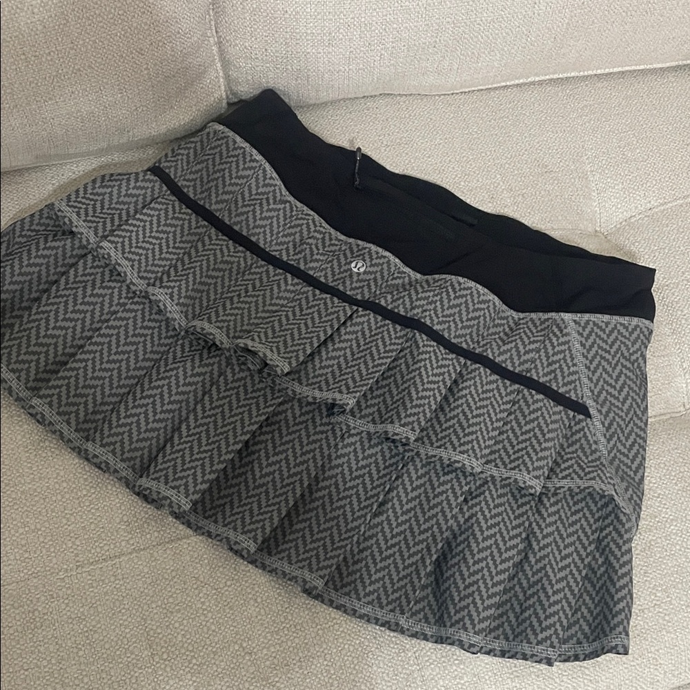 Lululemon Athletica Black and Gray Mini Skirt